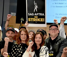 Intérpretes en huelga, liderados por la presidenta de SAG-AFTRA, Fran Drescher.