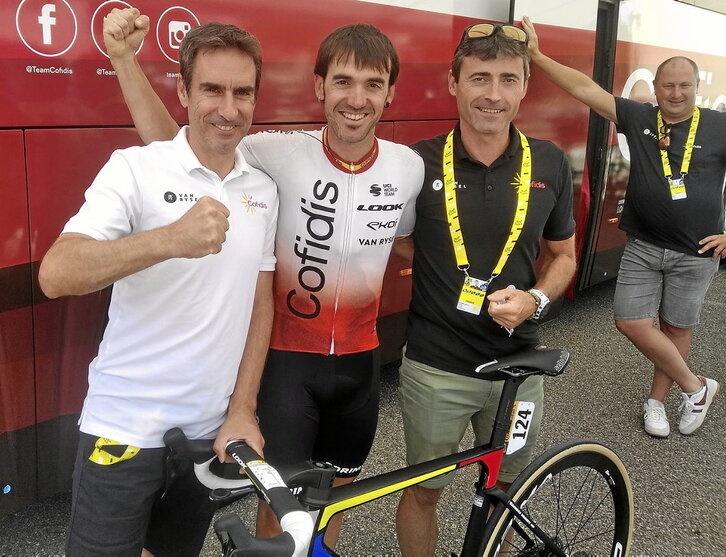 Ion Izagirre, entre los dos directores vascos del Cofidis en el Tour, Bingen Fernández y Gorka Gerrikagoitia, transmiten a GARA en la salida de la etapa en Châtillon-Sur-Chalaronne la felicidad del equipo tras el triunfo del día anterior.