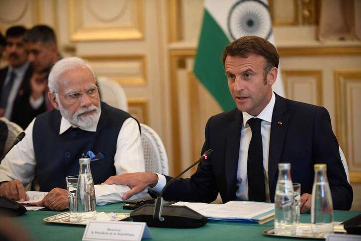 El presidente francés, Emmanuel Macron, en un gesto de cercanía con el primer ministro indio, Narendra Modi.