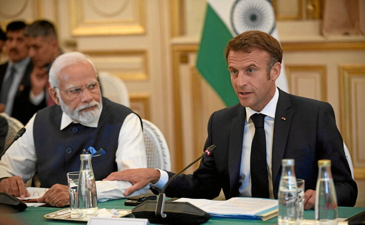 El presidente francés, Emmanuel Macron, en un gesto de cercanía con el primer ministro indio, Narendra Modi.