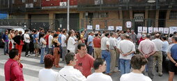 Protesta de trabajadores de «Egin» ante la redacción de Hernani en el quinto aniversario del cierre y su último director, Jabier Salutregi, cuando ya se pudo entrar en un local abandonado por la administración judicial.