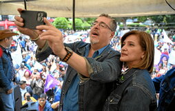 Bernardo Arévalo de León y su compañera de fórmula, Karin Herrera, posan para un «selfie».
