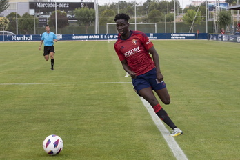 Adama, una de las novedades de la pretemporada junto a Uharte, ha dado la asistencia para el sexto gol, obra de Budimir.