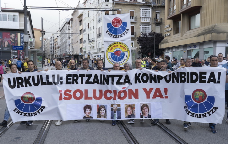 Pancarta de agentes de la Ertzaintza en la que se mostraban las imágenes de cargos de confianza del Departamento de Seguridad junto al consejero.