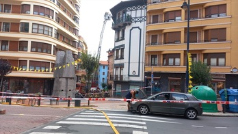 Los bomberos han estado toda la mañana trabajando en el inmueble siniestrado en Barakaldo.