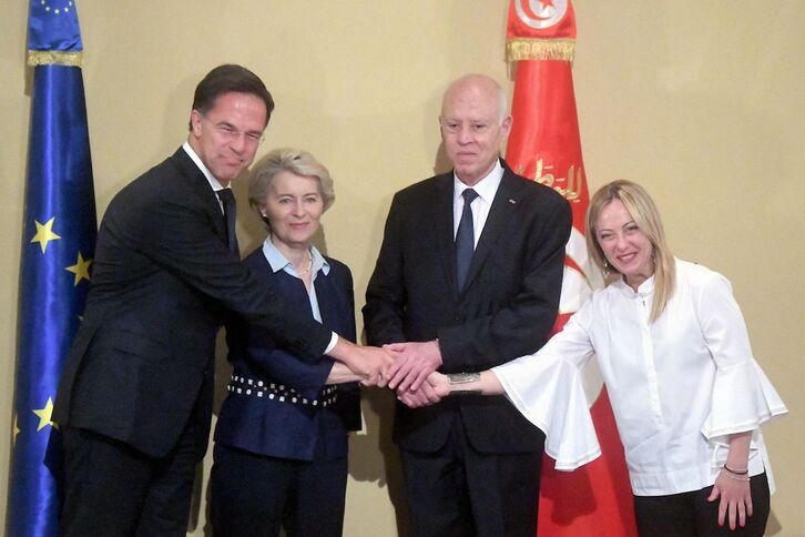 La presidenta de la Comisión Europea, Ursula Van der Leyen, y los primeros ministros de Italia y Países Bajos, Giorgia Meloni y Marc Rutte, con el presidente tunecino, Kais Saied.