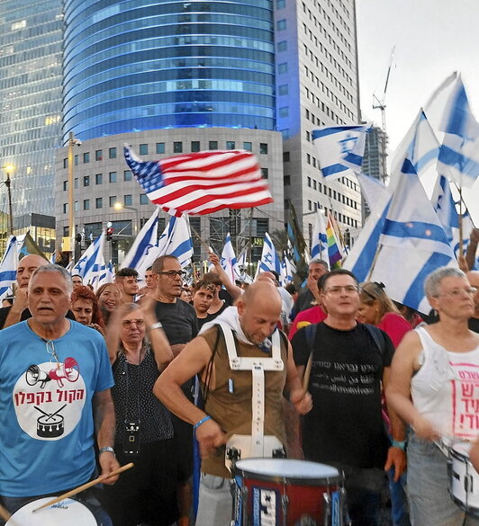 Manifestación del sábado en Tel Aviv con banderas israelíes y estadounidenses.