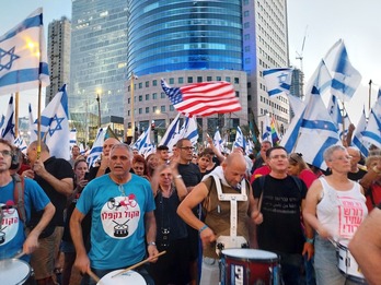 Manifestación del sábado en Tel Aviv con banderas israelíes y estadounidenses.