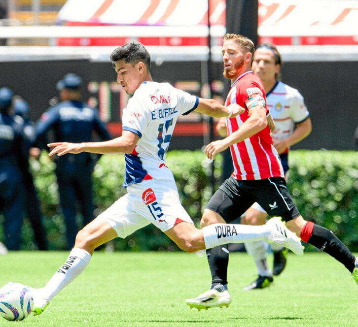 Un jugador del Chivas se dispone a disparar.