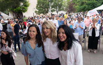 Jone Belarra y Yolanda Díaz, junto a la candidata Idoia Villanueva, en el Caballo Blanco de Iruñea.