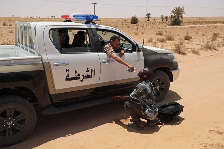 Libia rescata a decenas de migrantes abandonados en el desierto por las autoridades tunecinas. 