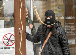 Acto de Berri-Otxoak para denunciar un posible desahucio de Alokabide.