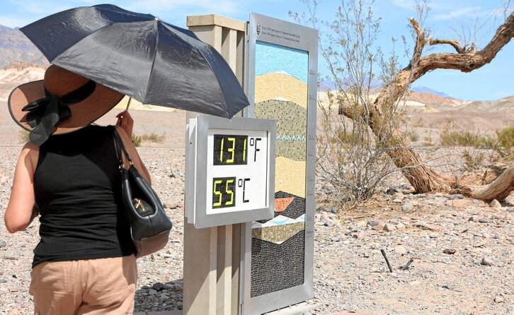 Kaliforniako Death Valley-n, munduko leku beroenetarikoan, tenperaturak marka guztiak hausten ari dira.