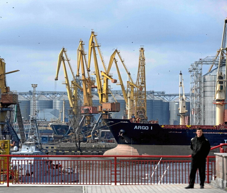 Imagen del granelero Argo I, atracado en la terminal de grano del puerto de Odessa el 10 de abril.