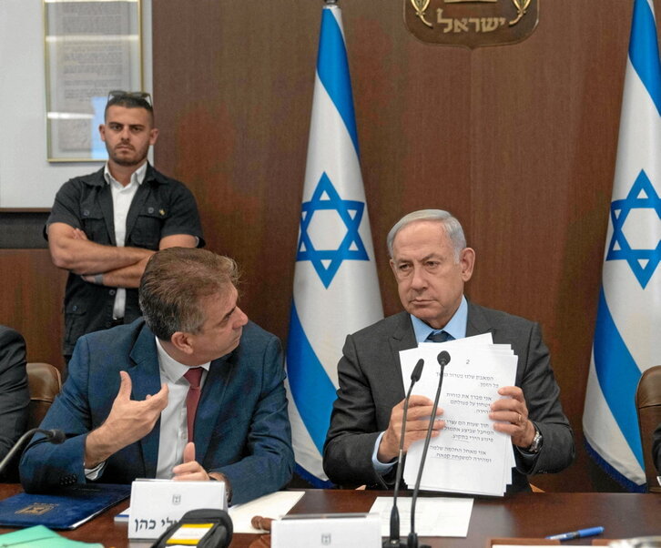 Benjamin Netanyahu escucha a su canciller, Eli Cohen, en la reunión de ayer.