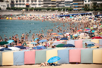 Imagen de la playa de Donibane Lohizune el 14 de julio, día no laborable en el Estado francés.