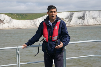 Rishi Sunak lehen ministroa, Erresuma Batuko mugetako agentziaren ontzi batean. 