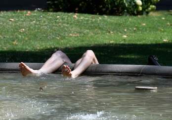 Un hombre se refresca en una fuente de Zagreb, en Croacia. 
