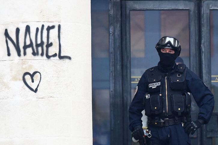 Un policía ante una pintada de recuerdo de Nahel, en Nantes.