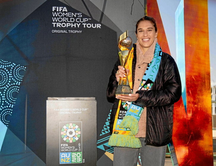 Carli Lloyd, ya retirada, posa en Wellington con el trofeo que conquistó en dos ocasiones.