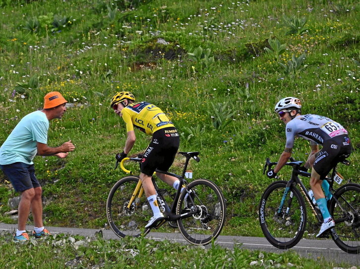 Pello Bilbao aguantó a Vingegaard en los últimos metros del col de la Loze.