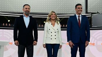 Abascal, Díaz y Sánchez, igual de sonrientes en el posado previo al debate.