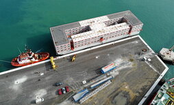 El barco-prisión Bibby Stockholm, atracado en el puerto de Portland.
