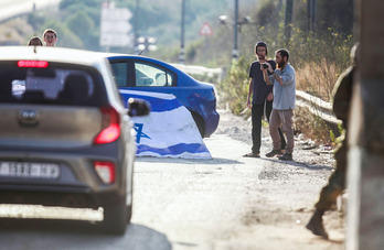 Colonos sionistas cortan el tráfico a palestinos en una carretera cerca de Nablus, el pasado día 6.