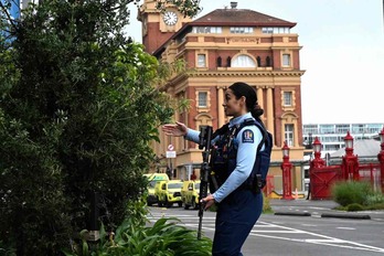 Una agente de policía vigila en Auckland tras el tiroteo.