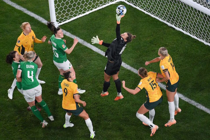 Arnold intenta despejar el balón en presencia de tres atacantes de Irlanda, que no ha dejado de buscar el gol del empate.