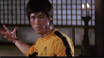 Bruce Lee y su mítico chandal amarillo de 'El juego de la muerte'.