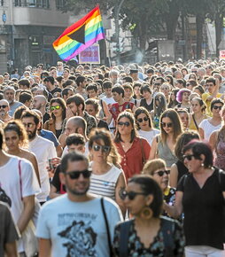 2019ko LGTBI Harrotasunaren Egunaren manifestazio jendetsua, Bilboko kaleetan.