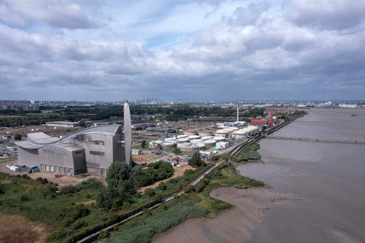 Planta de tratamiento de aguas residuales de la empresa Thames Water a orillas del Támesis