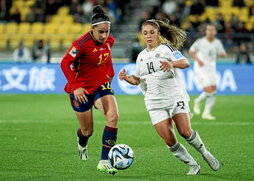 Oihane debutó en el Mundial contra Costa Rica; en la imagen, junto a Chinchilla.