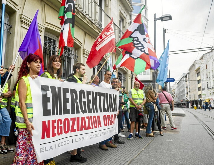 Imagen de la protesta realizada ante el Parlamento de Gasteiz.