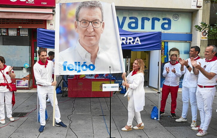 Sayas y Salanueva con una pancarta con el rostro de Feijóo en sanfermines.