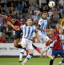 Catena anota de cabeza uno de los tres goles que marcó en la primera parte.