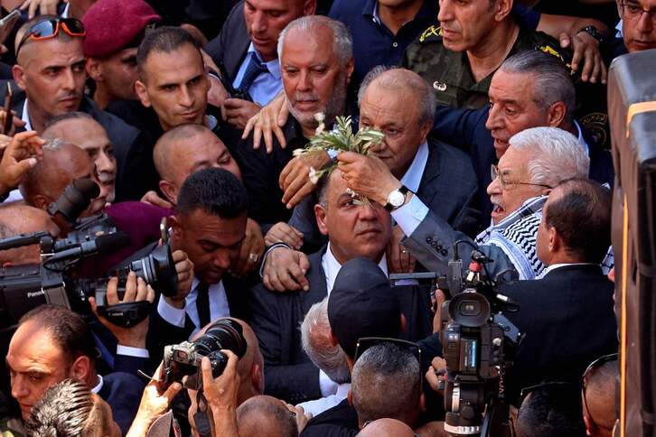 El presidente  Mahmud Abbas llega para depositar una corona de flores junto a las tumbas de los palestinos muertos en las recientes incursiones militares israelíes en el campo de refugiados palestinos de Jenin, al norte de la Cisjordania ocupada.