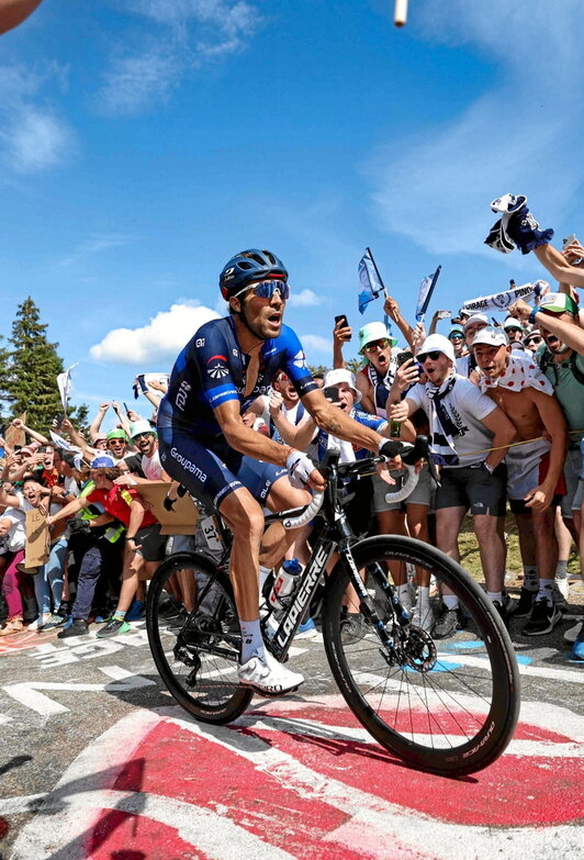 Millares de seguidores de Thibaut Pinot se acercaron al Petit Ballon para despedirlo a lo grande y vibraron al verle pasar escapado en cabeza de carrera.