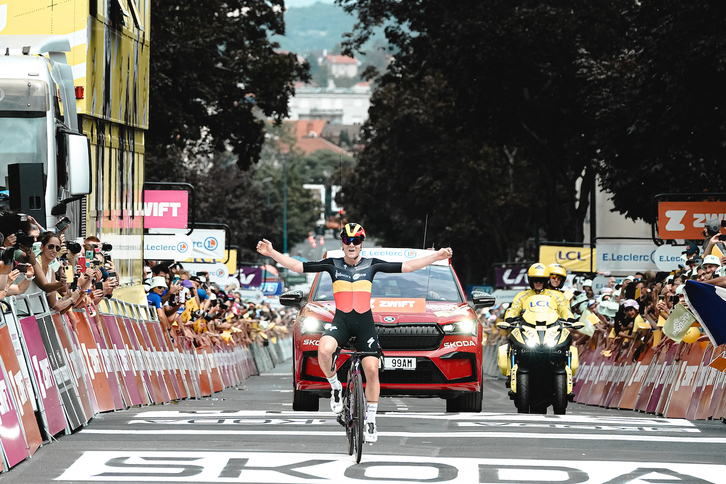 Lorena Wiebes SD Worxeko txirrindularia Frantziako Tourreko lehen etapako garaipena ospatzen.