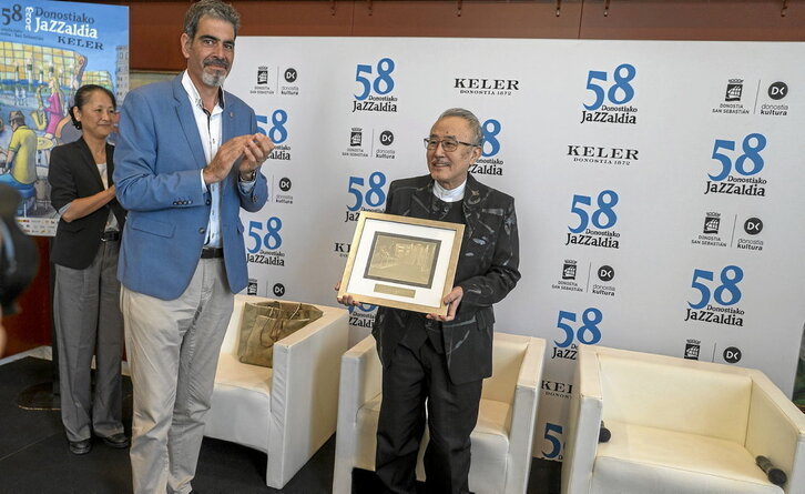 El pianista y compositor Yosuke Yamashita recibió el premio de manos del alcalde Eneko Goia.