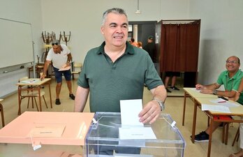 El Secretario de Organización del PSOE y candidato al Congreso por Nafarroa, Santos Cerdán, depositando su voto esta mañana.