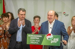 Andoni Ortuzar analiza los resultados junto a un serio Aitor Esteban.