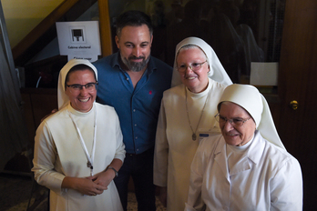Aunque se fotografía con monjas, Abascal no parece que vaya a practicar la caridad cristiana poselectoral.