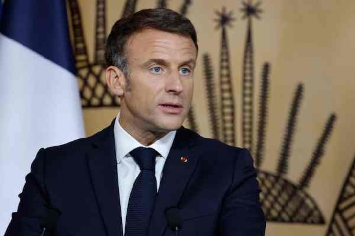 Emmanuel Macron, Kaledonia Berrira egindako bisitan. 