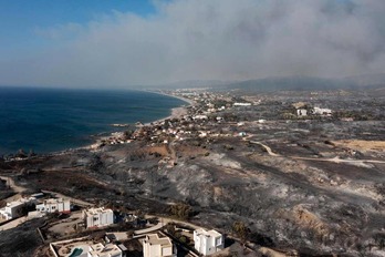 Rodaseko greziar uharteko sutea dela eta, milioika turista irlan atera gabe geratu behar izan dira.