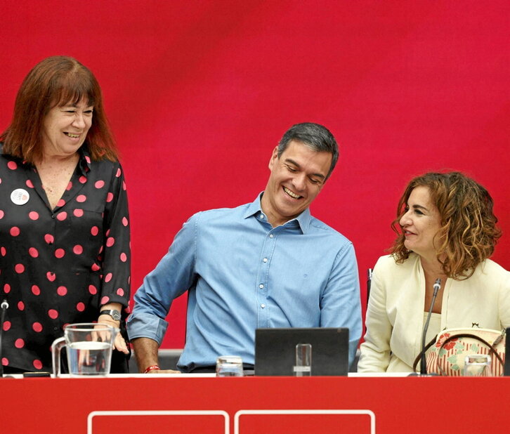 Pedro Sánchez, entre Cristina Narbona y María Jesús Montero, sonríe en Ferraz.