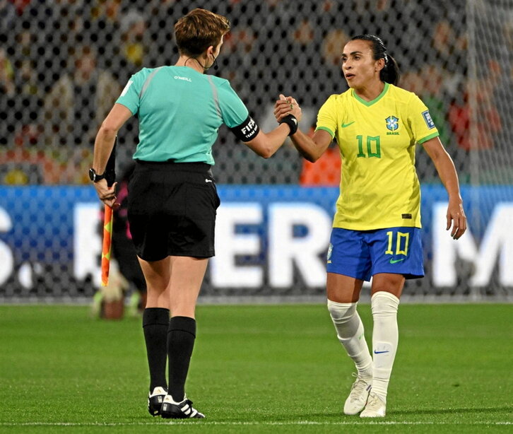 Marta saluda a la colegiada Cheryl Foster a la conclusión del encuentro que enfrentó ayer a Brasil y Panamá. Entró al campo en la recta final del choque para disputar su sexto Mundial.