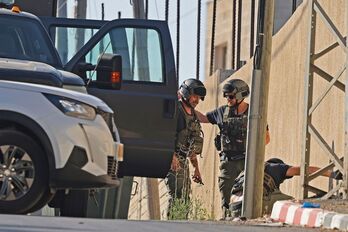 Soldados israelíes inspeccionan el lugar en el que ha tenido lugar el tiroteo, en Nablus.