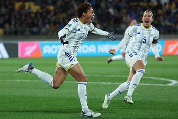 Sarina Bolden enloquece celebrando el primer gol para Filipinas en la historia de los Mundiales.
